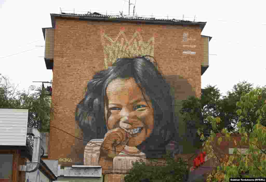 Калаадагы көп кабаттуу үйлөрдүн дубалдарына, өтмөктөрүнө көрк берген сүрөттөр мындан төрт жыл мурун тартылган. Алар жарандарга жылмайууну тартуулап, балдарды коргоого, Бишкекти сүйүүгө чакырат.&nbsp;