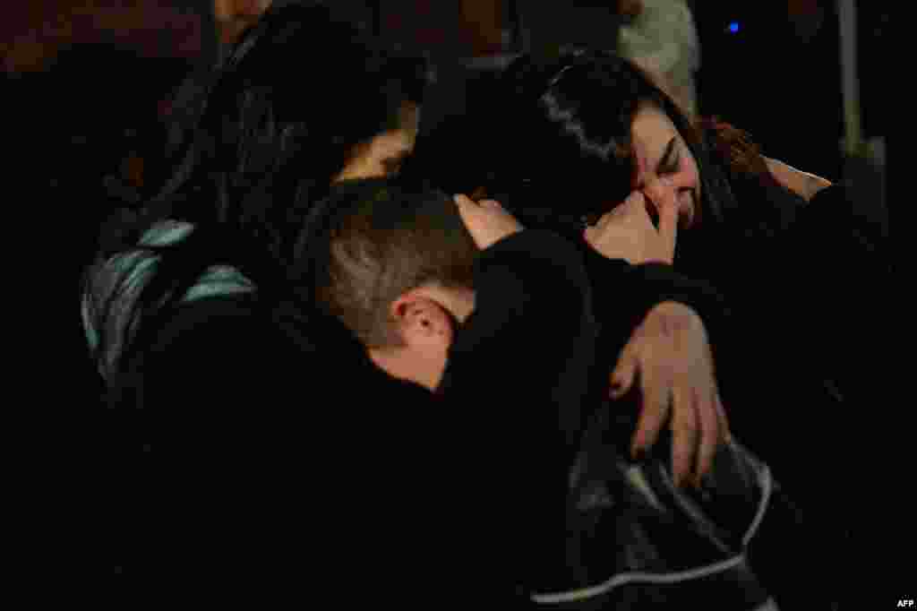 Мерт болгон балдардын ата-энелери жана жакындары.