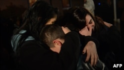 Родители и близких погибших школьников в Ньютауне