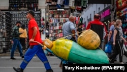 Москвадагы борбор азиялык мигрант иш үстүндө. Июнь, 2021-жыл. 