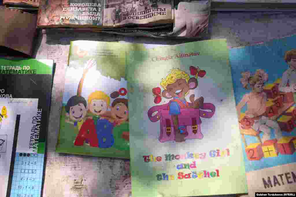 Базардан сейрек кездешчү, аз санда гана басылган китептерди да табууга болот. Мисалы Чыңгыз Айтматовдун балдар үчүн жазылган бул чыгармасы англис тилинде 2013-жылы Лондондо басып чыгарылган экен. Бул китеп азыр жайма базарда 50 сомго сатылып жатат.&nbsp;