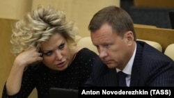 Денис Вороненков і Марія Максакова на засіданні Держдуми Росії, 2015 рік