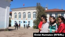 Сүрөттө Кыргызстандагы мектептердин бири 