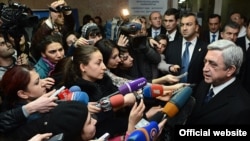 Президент Армении Серж Саргсян в медицинском центре Святого Григория Просветителя, Ереван, 1 февраля 2013 г. 