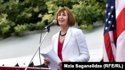 Birleşen Ştatlaryň Türkmenistandaky Ilçi Elizabet Rud. Arhiw suraty