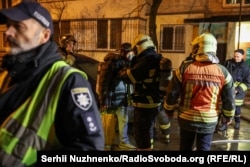 Рятувальники на місці російського удару в Києві, 25 листопада 2025 року