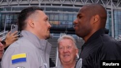 Александр Усик и Даниэль Дюбуа встречаются лицом к лицу перед боем. Лондон, Великобритания, 15 июля 2025 года.