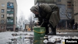 Дебальцеве, розстріляне сепаратистами: водогін не працює, електрики й газу немає, люди набирають воду просто з калюж, фото 3 лютого 2015 року