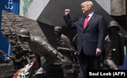 Дональд Трамп у памятника героям Варшавского восстания 1944 года