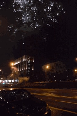 Друзья Надежды Толоконниковой ночью 7 ноября отметили день ее рождения фейерверком у здания МВД России. Фото Таисии Круговых