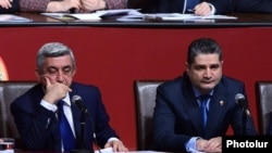 Президент Армении Серж Саргсян (слева) и премьер-министр Тигран Саргсян на съезде правящей Республиканской партии, Ереван, 15 декабря 2012 г. 