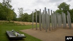 2005-жылдын 7-июлундагы террордук чабуулдарда өлгөн 52 адамга арналып, Лондондун Гайд-паркында орнотулган эстелик  болот мамылар.  7-июль 2015