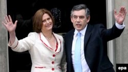 Старая гвардия лейбористов полагает, что Браун (справа) слишком засиделся в доме номер 10 по Даунинг-стрит