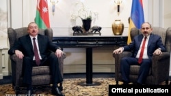 Azerbaijani President Ilham Aliyev (L) and Armenian Prime Minister Nikol Pashinian meet in Vienna, Austria, March 29, 2019.