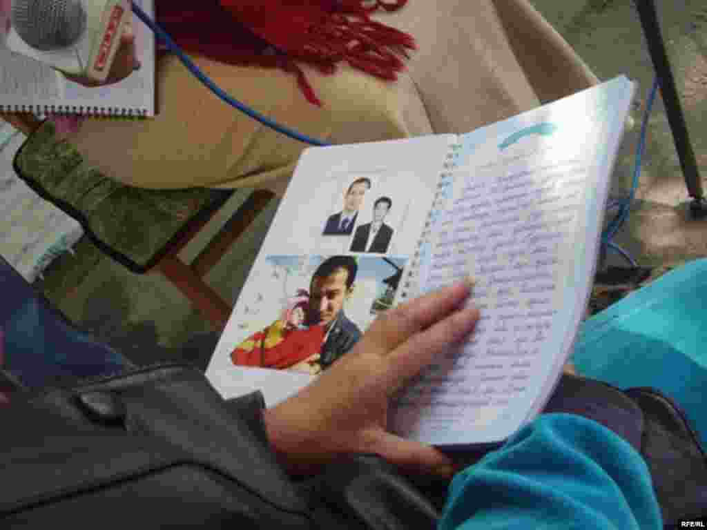 Алишердин артында калган кол жазмаларды ата-энеси аспиеттеп сактап келатышат. - Kyrgyzstan - Manuscripts of Alisher Saipov murdered in Osh, 2007. 24Oct2009