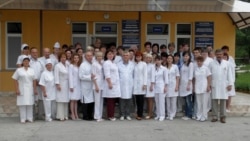 Медичний персонал Закарпатської обласної клінічної інфекційної лікарні. Посередині – головний лікар Михайло Поляк. Ужгород