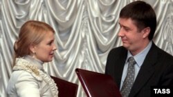 На Украине привыкли делить сообщения о достижении очередных политических договоренностей даже не на десять. Тимошенко и Кириленко обмениваются своими экземплярами коалиционного договора