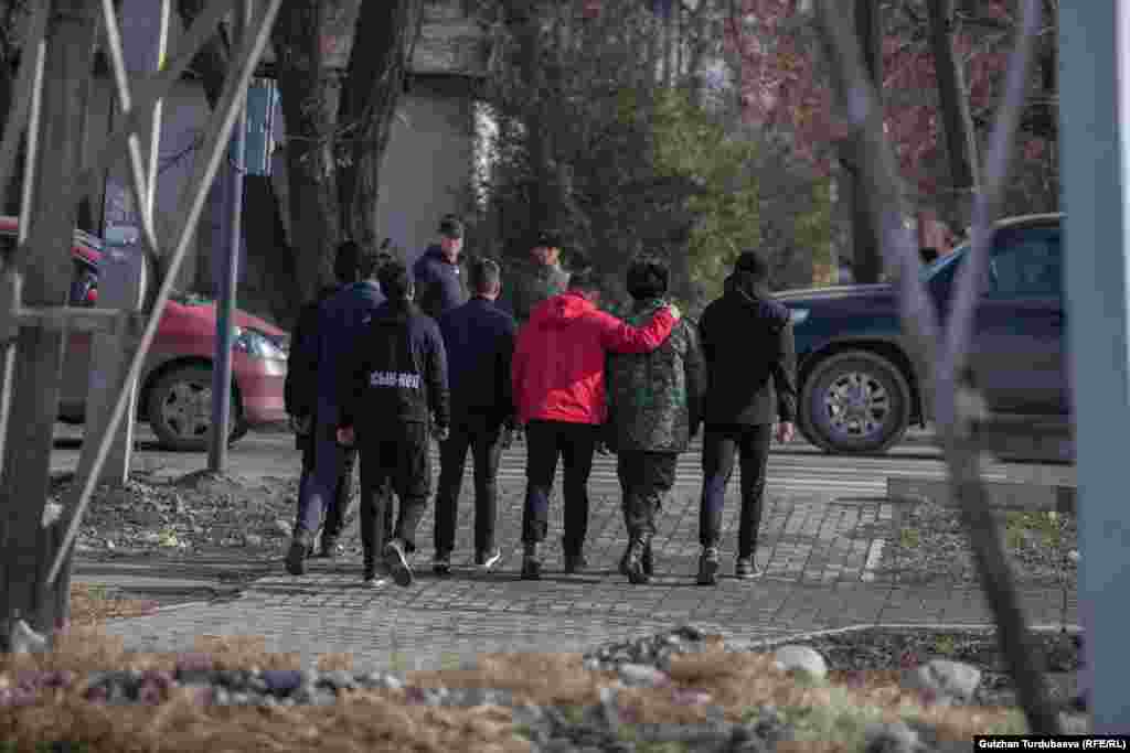 Жаш жоокер досторунун коштосунда.&nbsp;