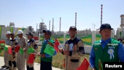 Работники газодобывающего предприятия на церемонии открытия газового месторождения "Галкыныш". Марыйская область Туркменистана, 4 сентября, 2013 (иллюстративное фото ) 