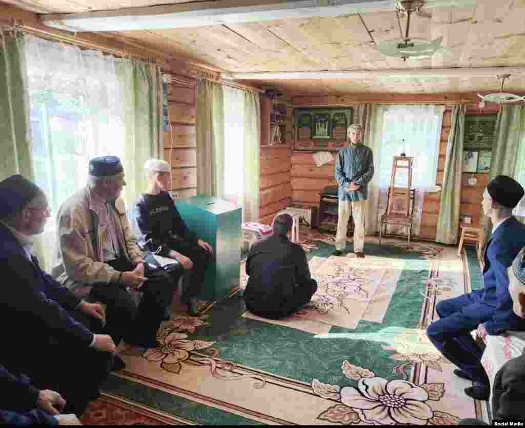 Борай районы Каенлык авылының "Җәннәт" мәчетендә бәйрәм вәгазе. Фотолар Вконтакте битеннән. 