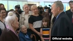 Мая Кляшторная, былая зьняволеная ГУЛАГу і прэзыдэнт Казахстану Нурсултан Назабаеў, 2017 год.