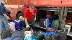 Водій автобусу завантажує багаж українських пасажирів, Прага, 2020