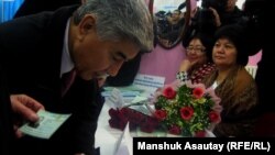 Жармахан Туякбай, сопредседатель социал-демократической партии "Азат" проголосовал в Алматы, 15 января 2012