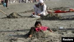 Шаршемби күнү пакистандыктар буту баспаган майып балдарды төшүнө чейин жерге көөмп коюшат. Элдин ишениминде, жер бетине сиңген күндүн нуру адамдын сөөгүнө өтүп, бейтап басып кетиши мүмкүн. 
