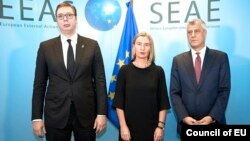Kosovar President Hashim Thaci (right) and Serbian President Aleksandar Vucic (left) meet in Brussels with EU foreign policy chief Federica Mogherini in November 2018