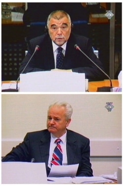 Хорватський президент Стіпе Месич (вгорі) свідчить проти екскерівника Сербії Слободана Мілошевича під час засідання трибуналу у Гаазі, Нідердланди, жовтень 2002 року