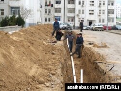 Aşgabadyň Parahat etrapçalarynyň birinde turbalary çalyşmak bilen bagly gazuw işleri geçirilýär.