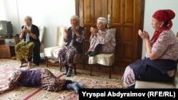 Облустук акимчиликтин ичине кирип алгандар. Жалал-Абад, 1-июнь.