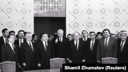 КМШ декларациясы кабыл алынган учур. Алматы, 21-декабрь, 1991-жыл.