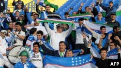 Өзбекстандык футбол күйөрмандары. Архив. 