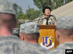 Роза Отунбаева во время посещения ЦТП в "Манасе", 2011