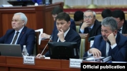 Члены правительства в Жогорку Кенеше. 29 ноября 2017 года.