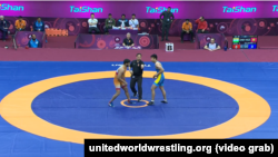 Азат Салидинов (көк кийимчен) менен индиялык балбан Кумар Сулих (кызыл кийимчен) финалдык беттеш учурунда. Индия, Нью-Дели шаары. 18-февраль, 2020-жыл. 