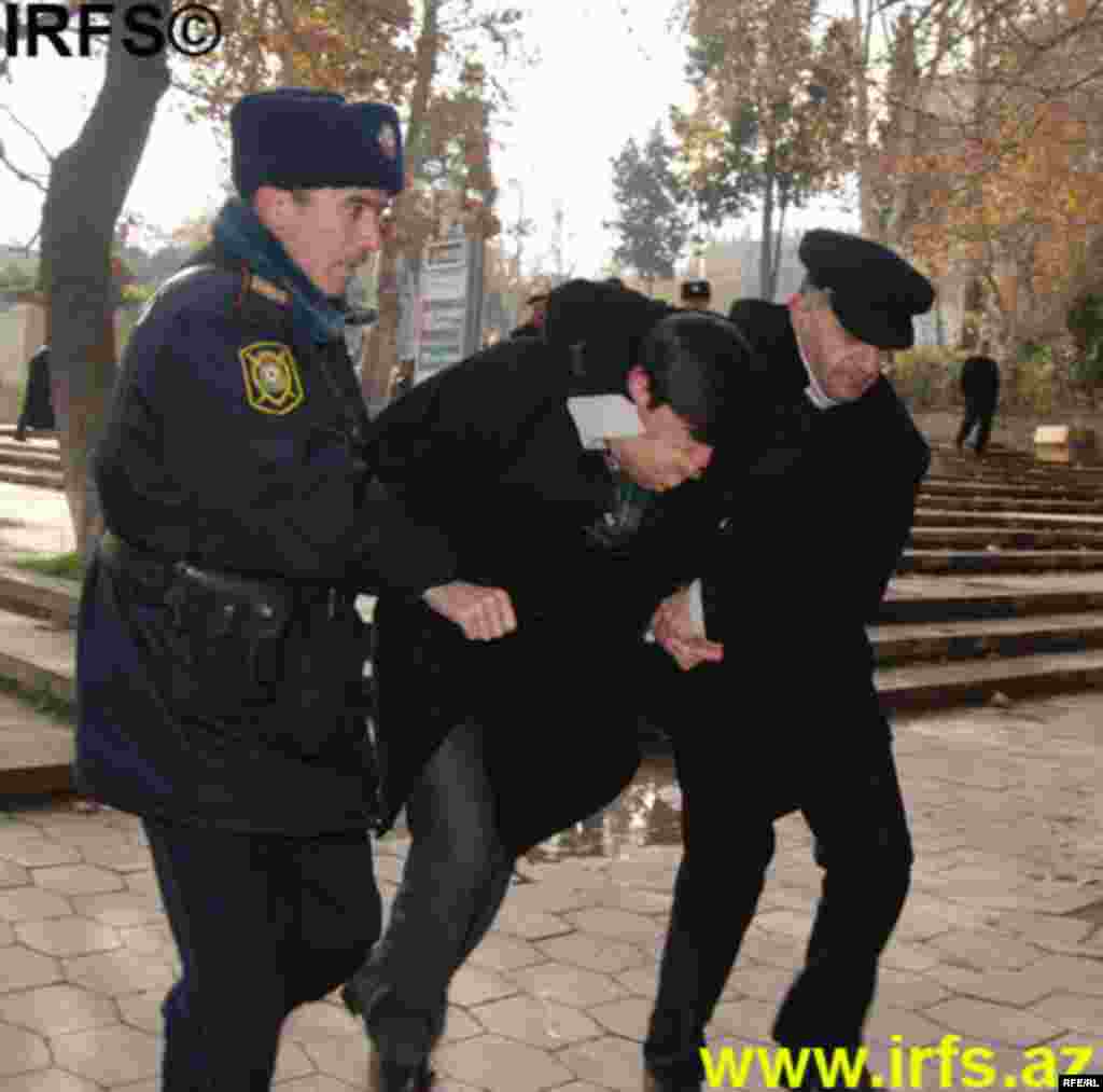 Polis Konstitusiya Məhkəməsinin keşiyində #4