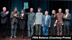 Сяргей Дубавец і фіналісты Літаратурнай прэміі імя Ежы Гедройця . Гданьск, 15 лістапада 2025. Фота: PEN Belarus