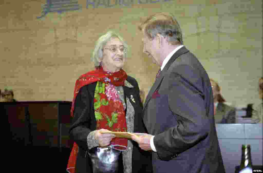 Елена Георгиевна Боннэр менен чех драматургу жана коомдук ишмери,  мурдагы Чехия президенти Вацлав Гавел.