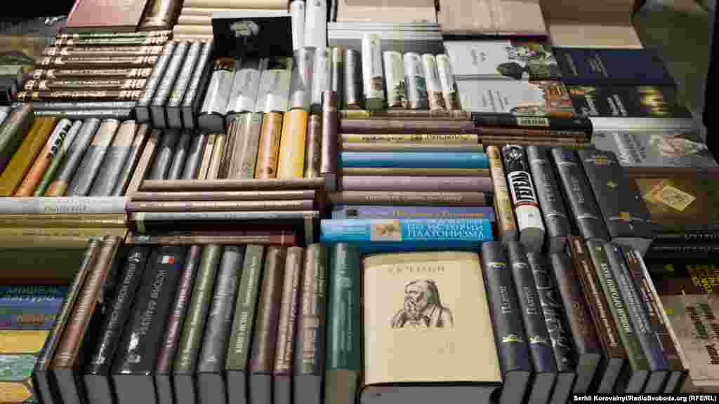 Особливості, що відрізняють Книжковий Арсенал від інших літературних фестивалів в Україні &ndash; це вперше випробувані на ньому медійні формати: публічні інтерв&rsquo;ю, інтелектуальні дискусії, експериментальні літературно-музичні перфоманси