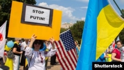 Протест в Вашингтоне возле здания Белого дома против агрессии России в отношении Украины, 18 сентября 2014 года