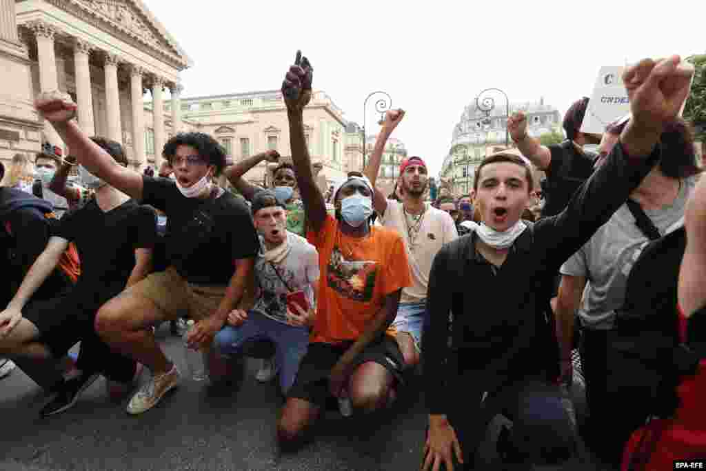 Протестувальники беруть участь у демонстрації на підтримку протестів у США після смерті Джорджа Флойда, а також, щоб вшанувати пам&#39;ять Адама Траоре, 24-річного чорношкірого француза, який загинув у 2016 році внаслідок дій поліції під час несанкціонованого мітингу.&nbsp; Монпельє, Франція, 3 червня 2020 року (Фото EPA-EFE/GUILLAUME HORCAJUELO)