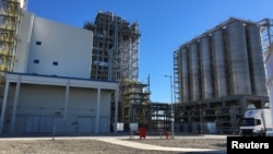 2018-nji ýylyň 17-nji oktýabrynda Türkmenistanyň Kiýanly şäherinde Ýaponiýanyň "TOYO Engineering" we Günorta Koreýanyň "LG International" hem-de "Hyundai Engineering" kompaniýalary tarapyndan gurlan himiýa zawodynyň desgalary.