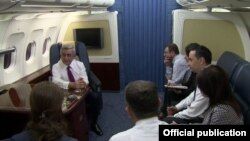 Президент Армении Серж Саргсян дает интервью журналистам армянских телеканалов на борту президентского лайнера, возвращаясь с венской встречи. 17 мая 2016 г.