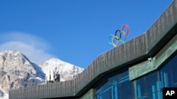 Алімпійскія колцы над алімпійскім стадыёнам для кэрлінгу ў Картына д’Ампэца