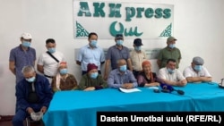 Родственники Алмамбета Салиева на пресс-конференции в Оше. 18 июня 2021 года. 