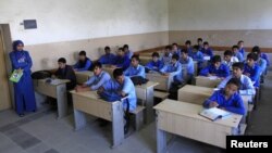 آرشیف- شاگردان در یکی از صنف های لیسه حبیبیه در شهر کابل