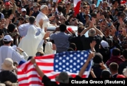 Папа Лев XIV прибуває на папамобілі на свою інавгураційну месу у Ватикані, 18 травня 2025 року