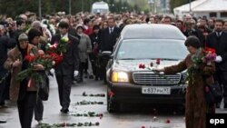 Путь свободной прессы в России слишком часто бывает усыпан цветами. Фото с похорон Анны Политковской